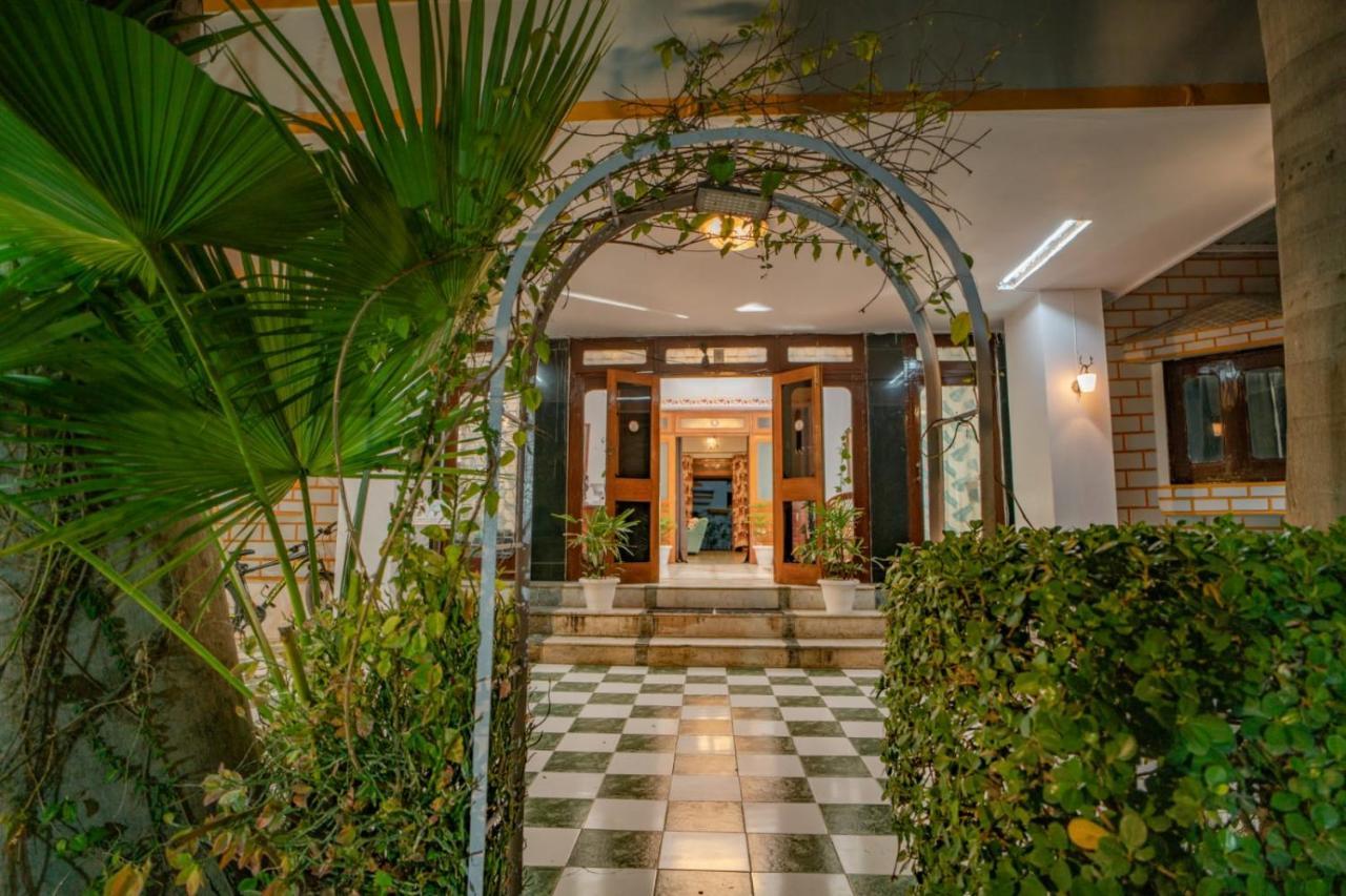 Hotel Ambavgarh Palace Udaipur Exteriör bild