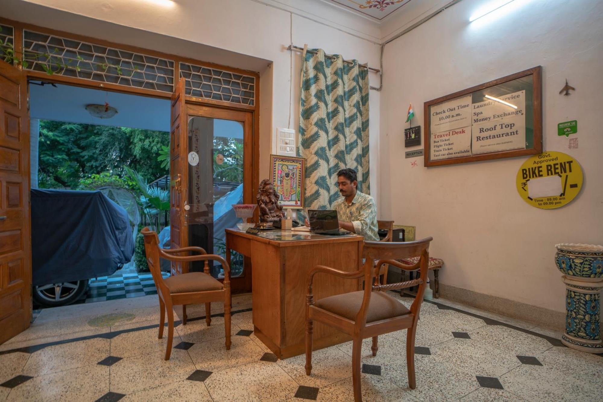 Hotel Ambavgarh Palace Udaipur Exteriör bild