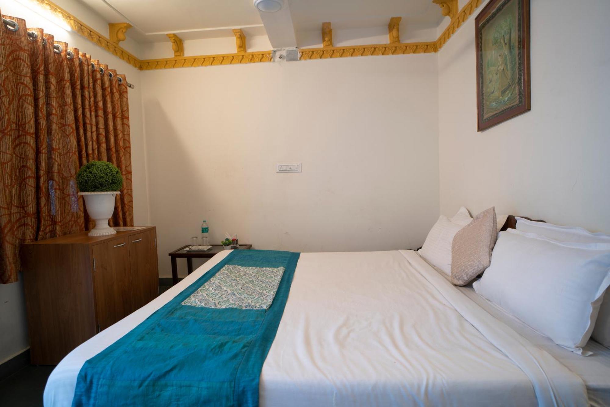 Hotel Ambavgarh Palace Udaipur Exteriör bild